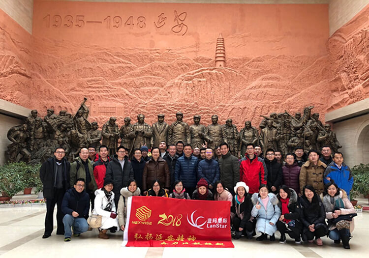 1515765292923462.jpg 革命留想馆合影(文中).jpg